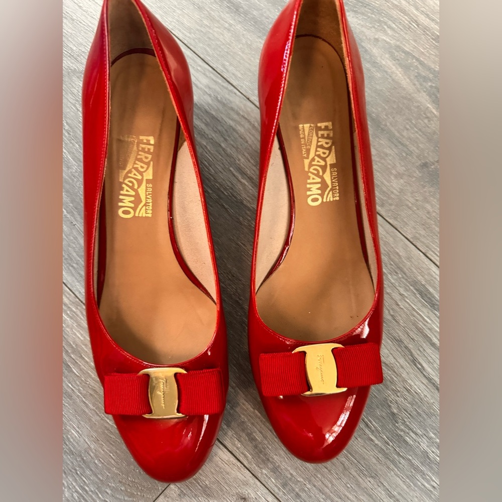Ferragamo women pump